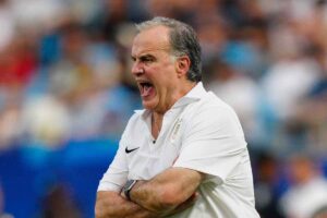 Bielsa dà indicazioni alla sua squadra a bordo campo