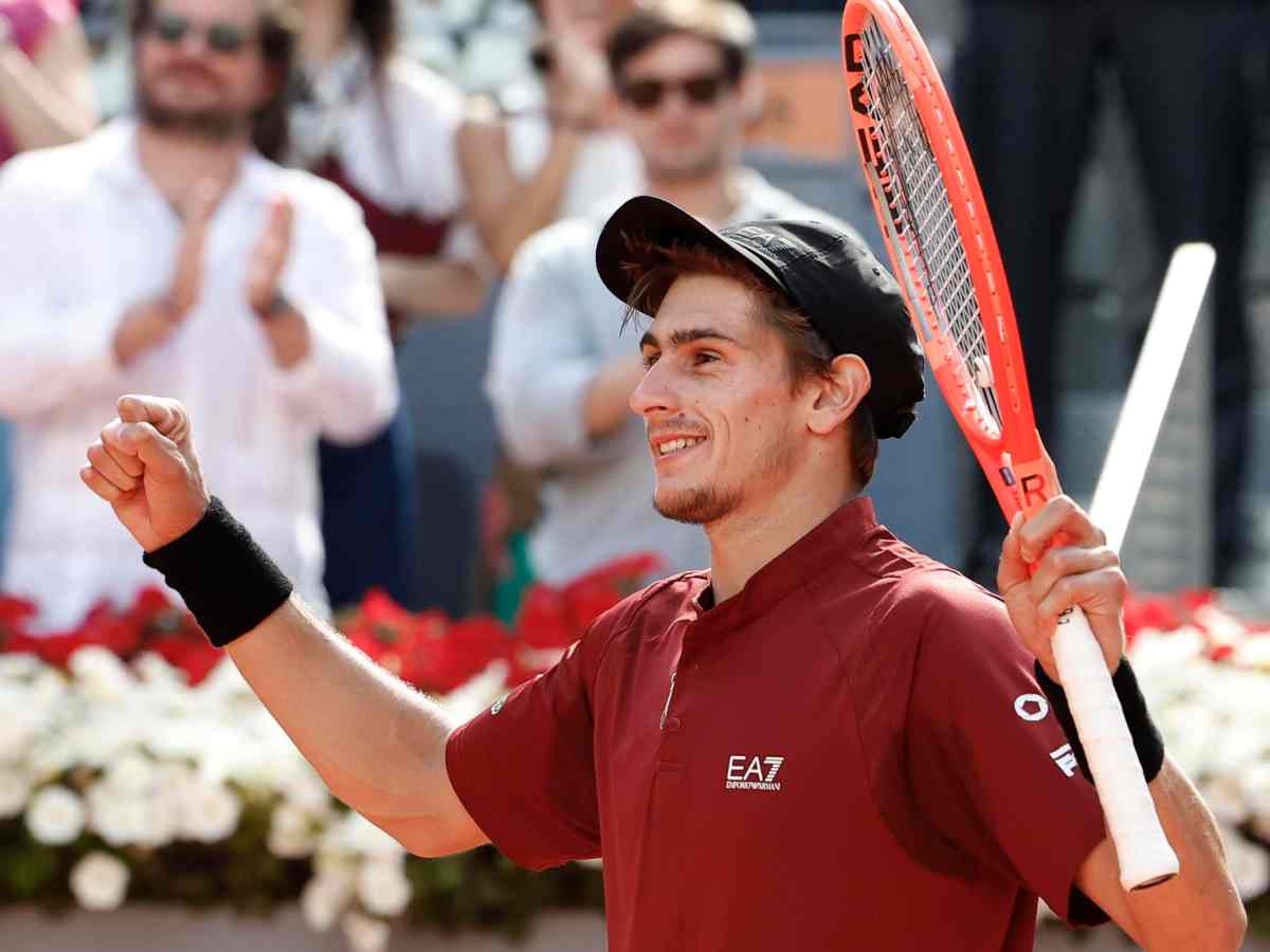 Matteo Arnaldi esulta dopo la vittoria con Djokovic a Madrid