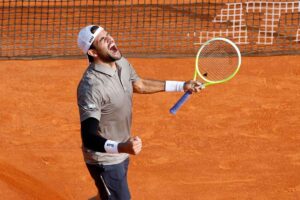 Matteo Berrettini esulta energicamente dopo una vittoria