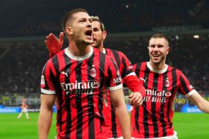 Jovic esulta con i suoi compagni dopo il gol