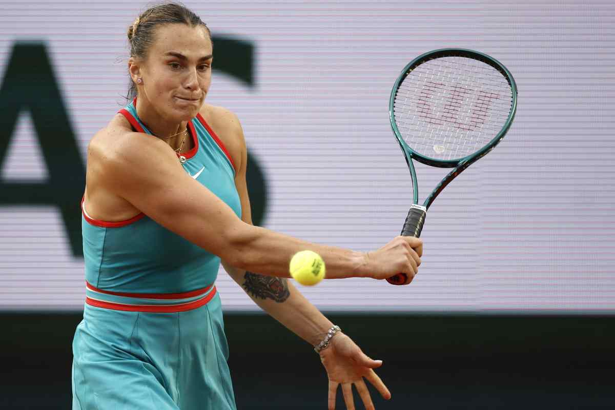 Aryna Sabalenka in azione con il rovescio al Roland Garros