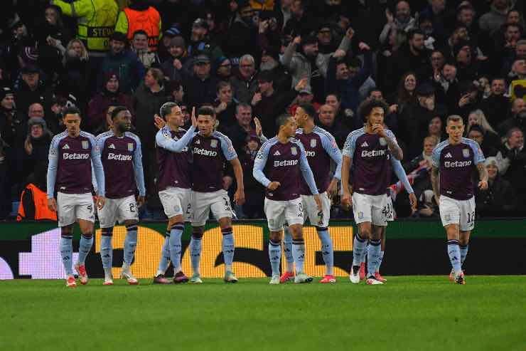 L'Aston Villa festeggia il gol