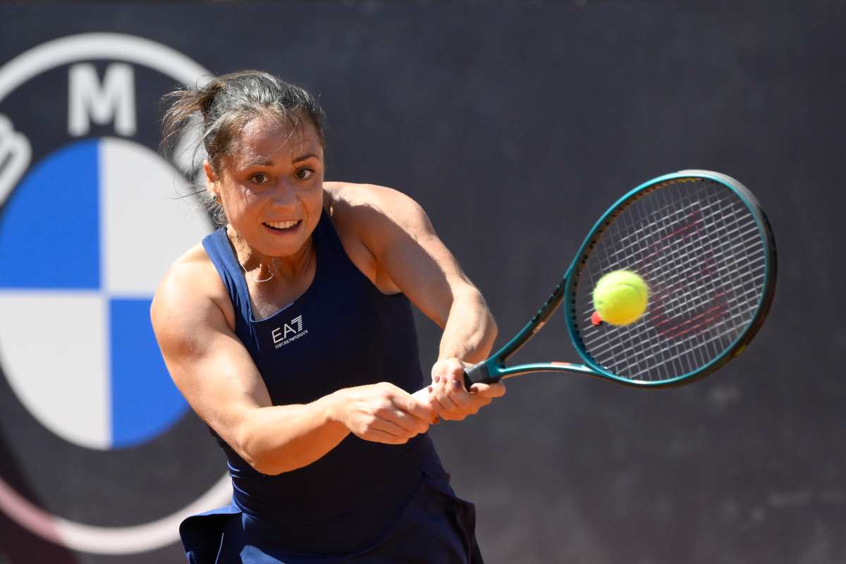 Cocciaretto in azione con il rovescio al Roland Garros