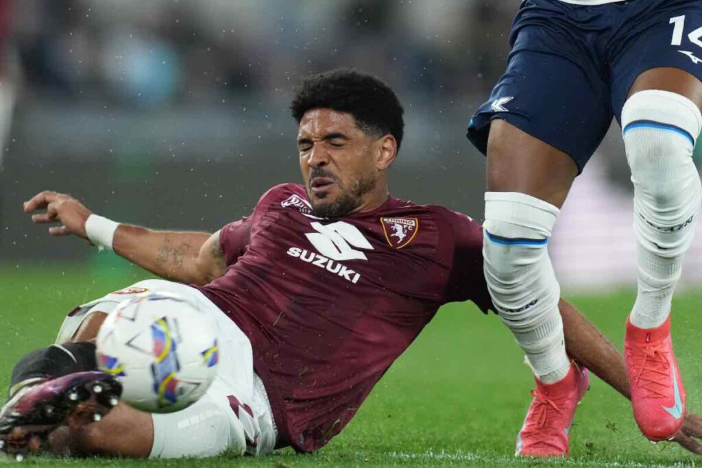 Coco prova ad intervenire su un pallone vagante