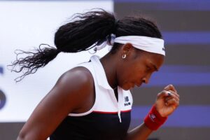 Coco Gauff esulta alzando il pugno dopo aver vinto un punto