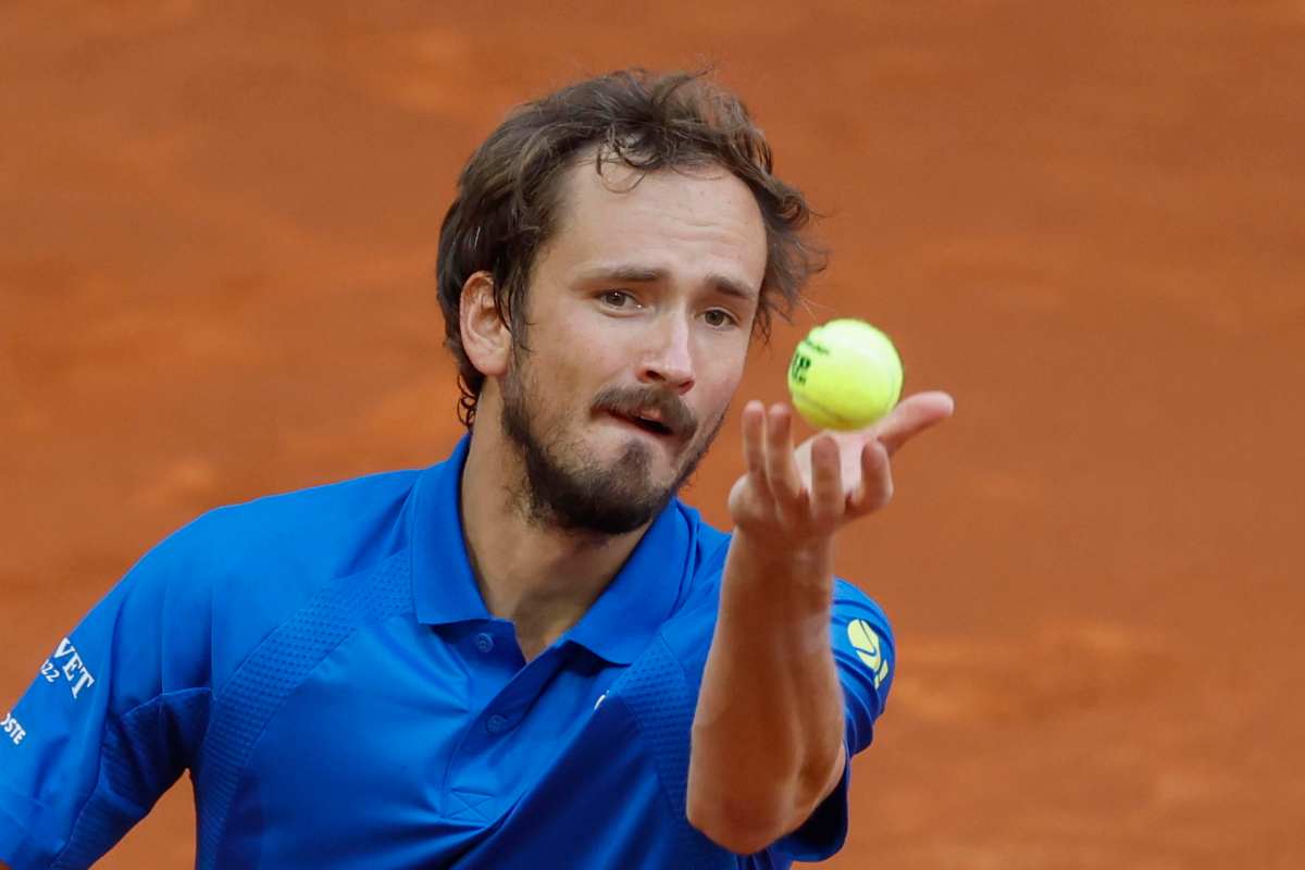 Daniil Medvedev si appresta alla battuta a Madrid