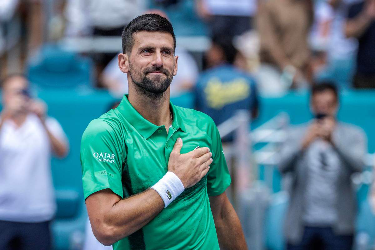 Djokovic si batte la mano al petto