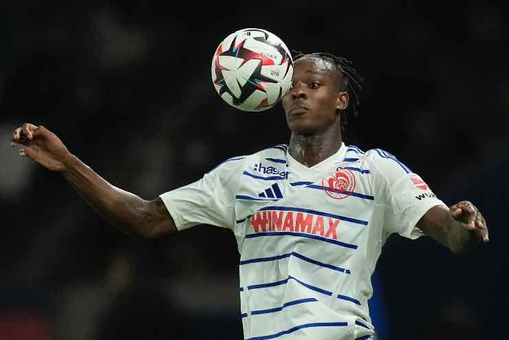 Emegha prova a stoppare un pallone