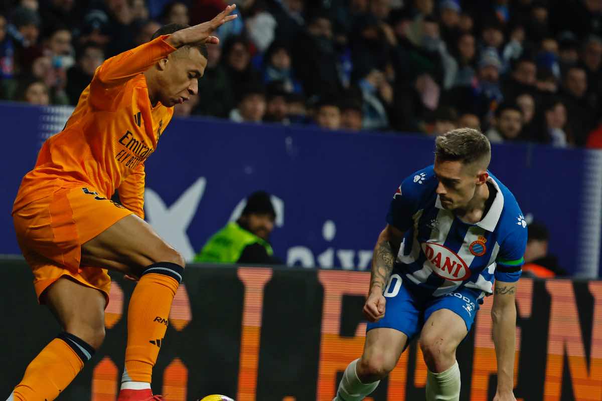 Lozano in pressing su Mbappé
