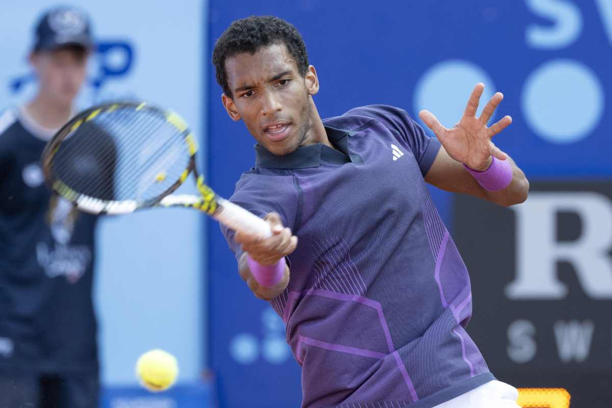 Felix Auger-Aliassime in azione col dritto