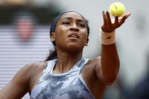 Primo piano di Coco Gauff che si appresta a servire