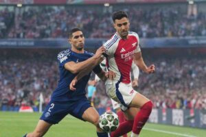 Hakimi prova ad arrivare su un pallone vagante