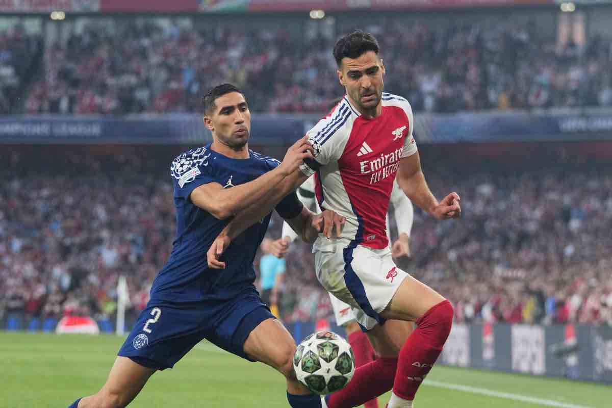 Hakimi prova ad arrivare su un pallone vagante