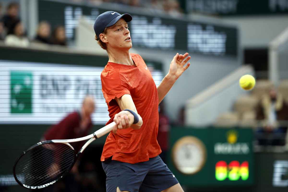 Jannik Sinner in azione col dritto