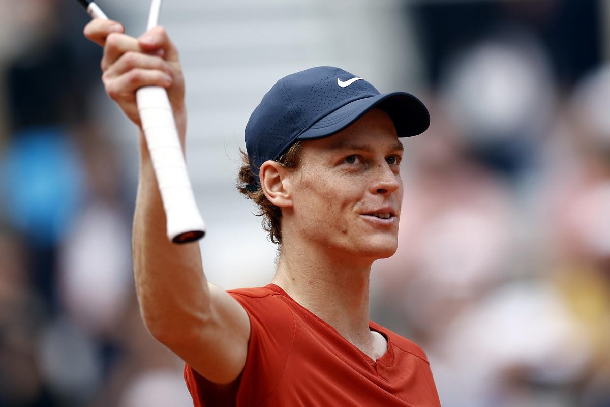 Jannik Sinner saluta il pubblico sorridente