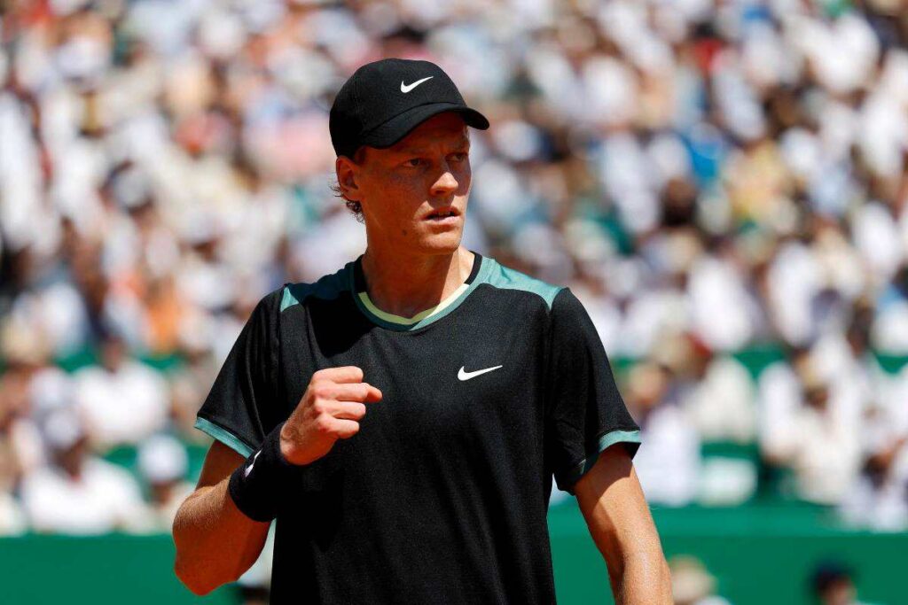 Jannik Sinner fa il pugno dopo aver vinto un punto