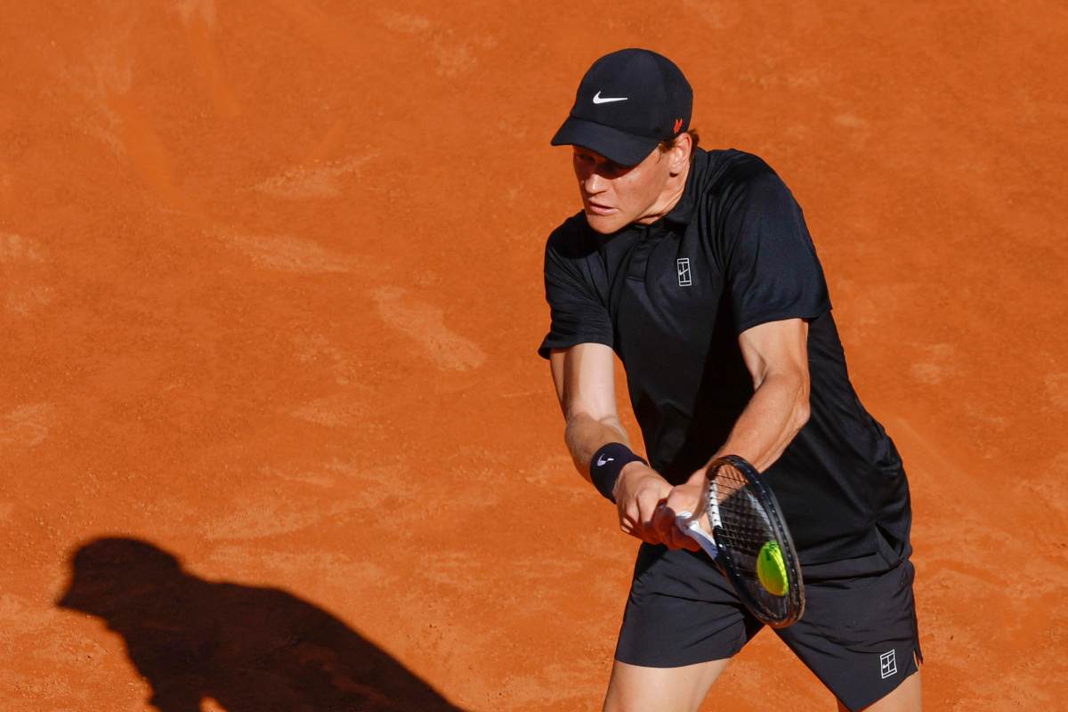 Jannik Sinner in azione con il rovescio sulla terra rossa di Roma