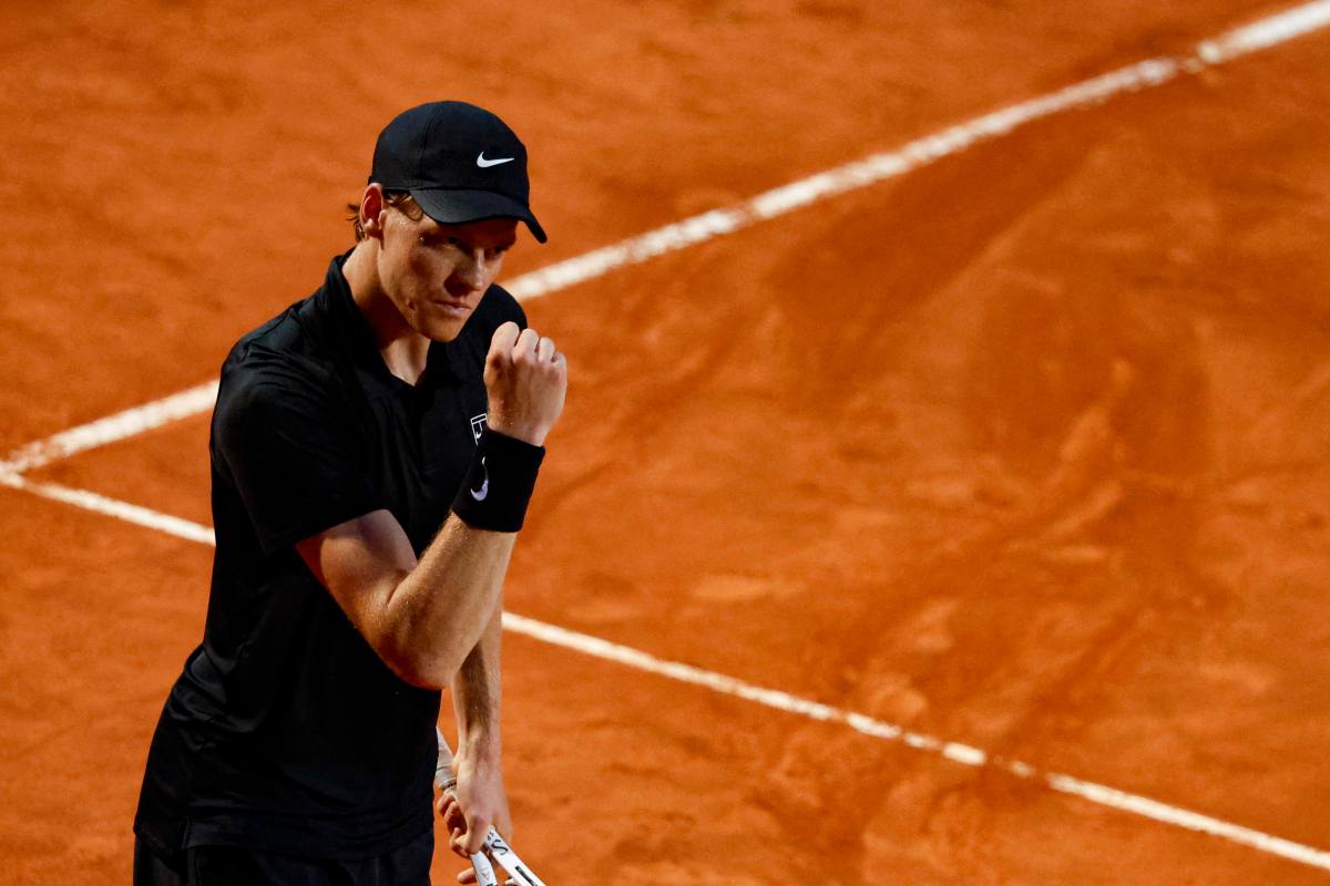 Jannik Sinner esulta alzando un pugno dopo aver vinto un punto a Roma