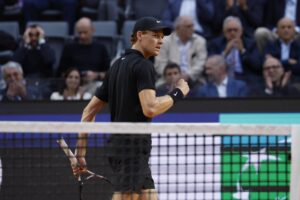 Jannik Sinne esulta dopo aver vinto un punto nella partita contro Ruud a Roma