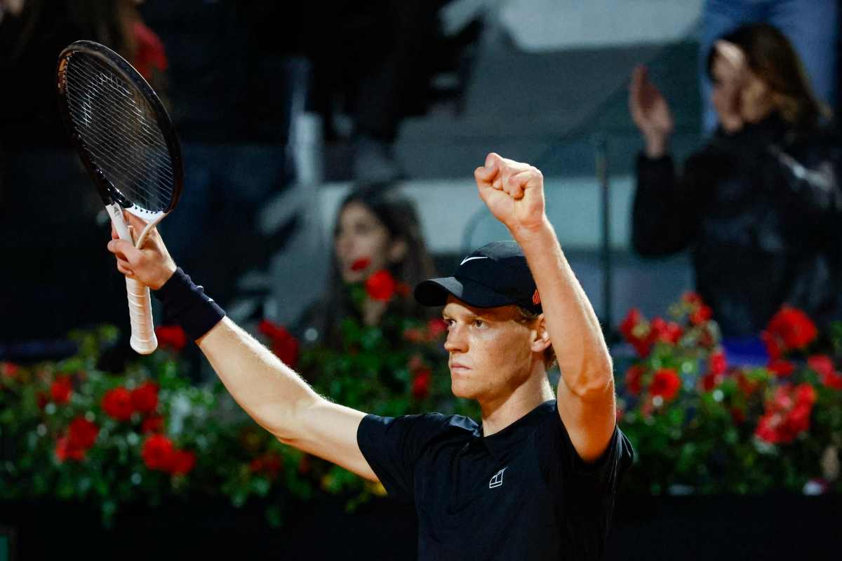 Jannik Sinner esulta alzando le mani al cielo