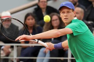 Jannik Sinner in azione col dritto al Roland Garros