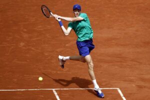 Jannik Sinner in azione con il rovescio al Roland Garros