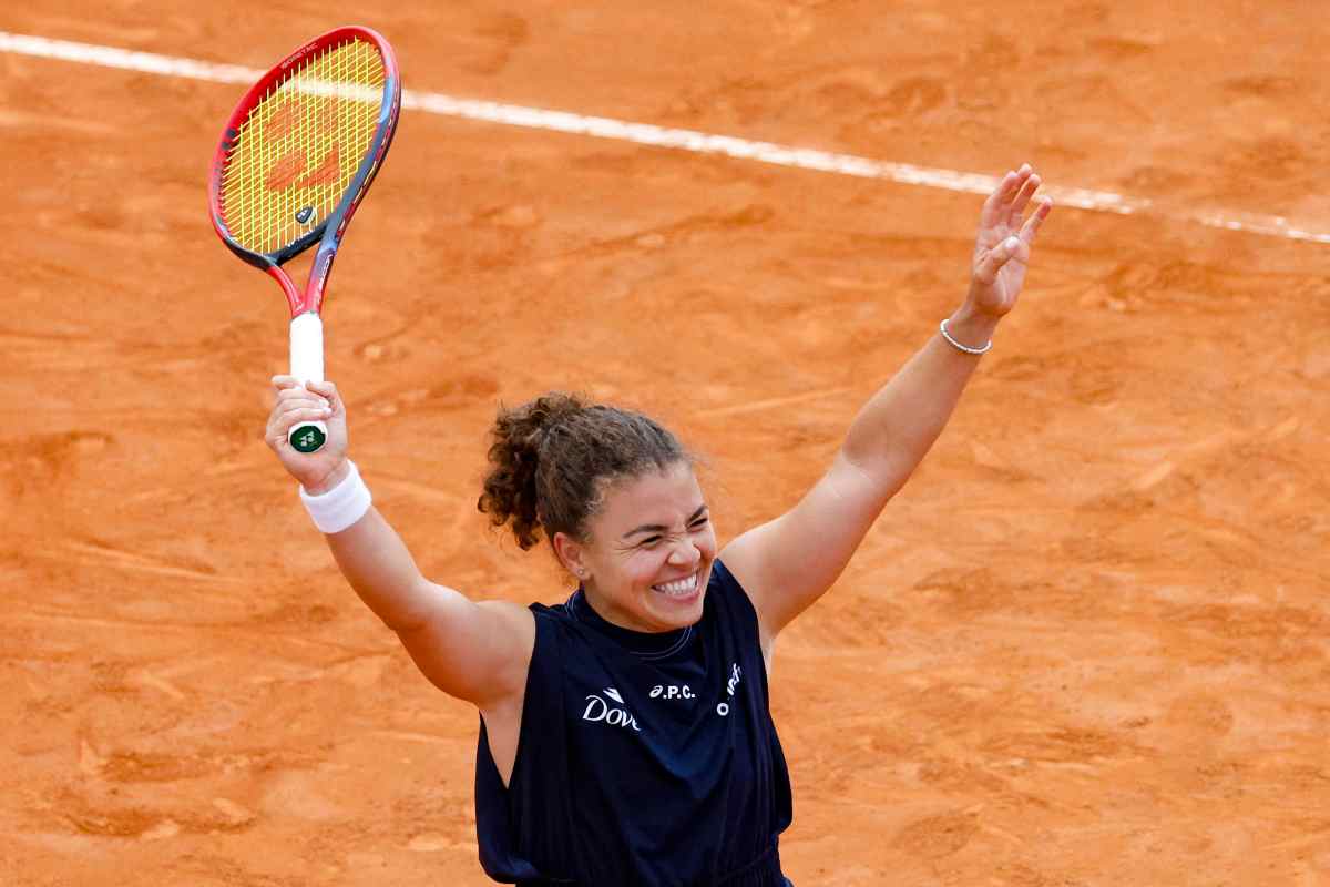 Jasmine Paolini esulta alzando le mani al cielo dopo una vittoria ottenuta a Roma