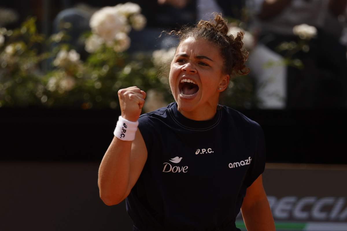 Jasmine Paolini esulta energicamente dopo la vittoria