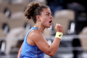 Jasmine Paolini esulta dopo la vittoria al Roland Garros