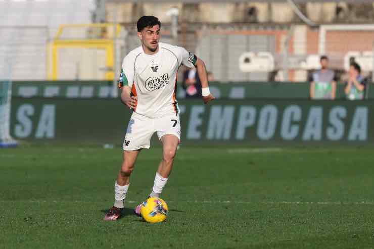 Kike Perez in conduzione di palla