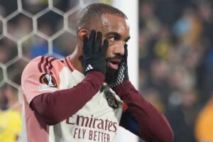 Lacazette sorpreso al termine di un'azione