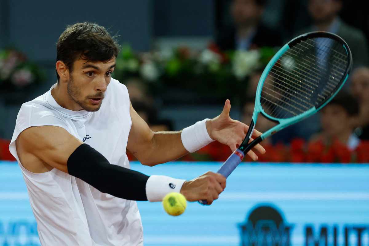 Lorenzo Musetti in azione con il rovescio a Madrid