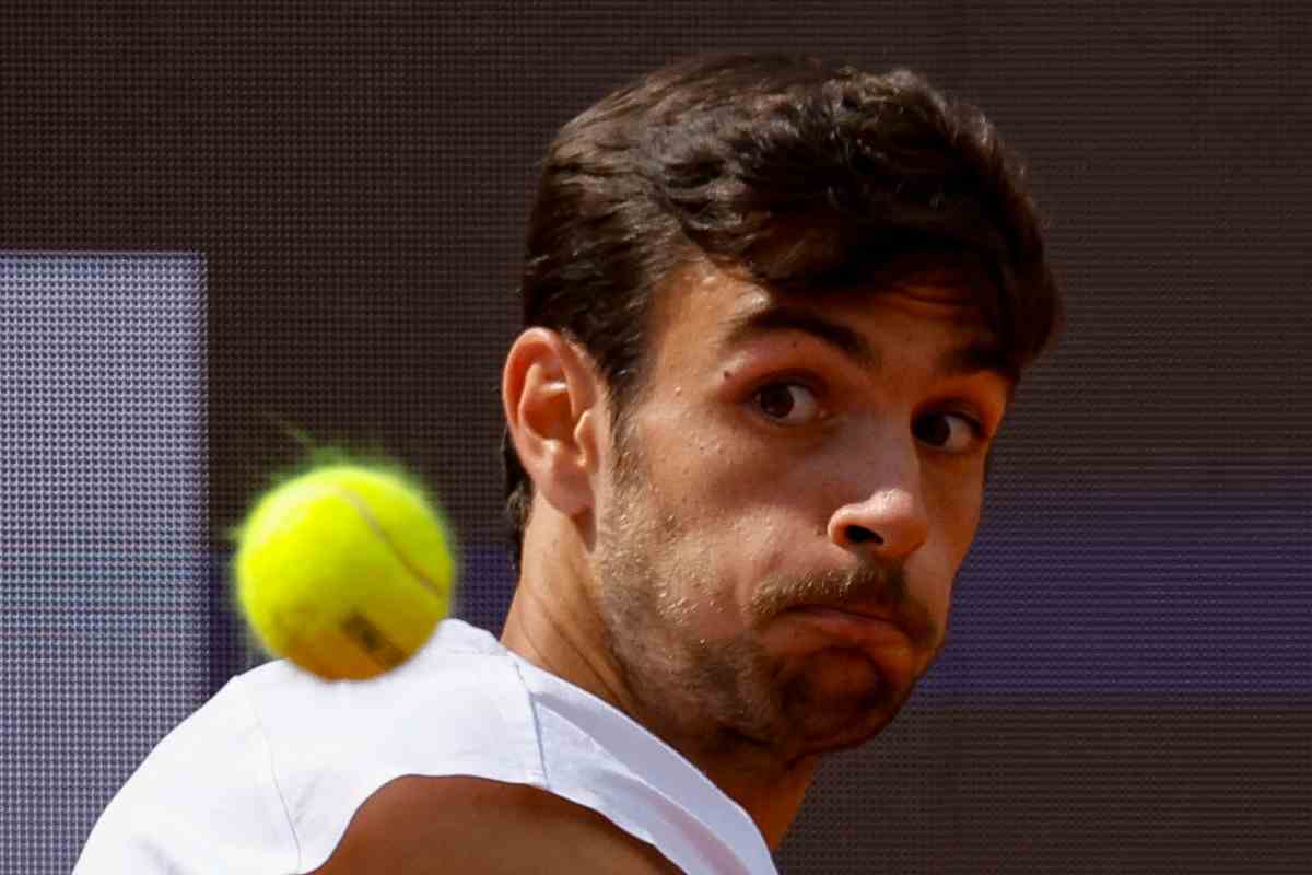 Primo piano di Lorenzo Musetti che si appresta a colpire la pallina