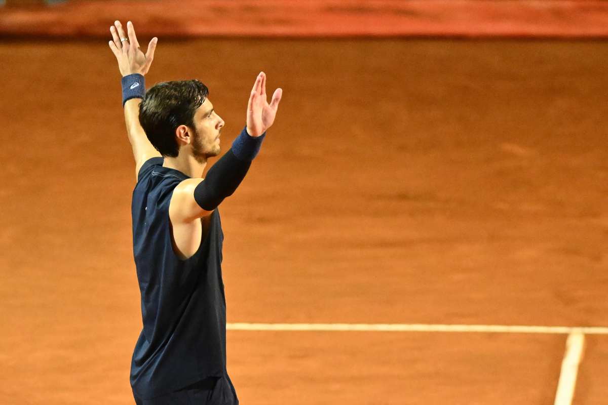 Lorenzo Musetti alza le mani al cielo per festeggiare l'accesso in semifinale agli Internazionali d'Italia
