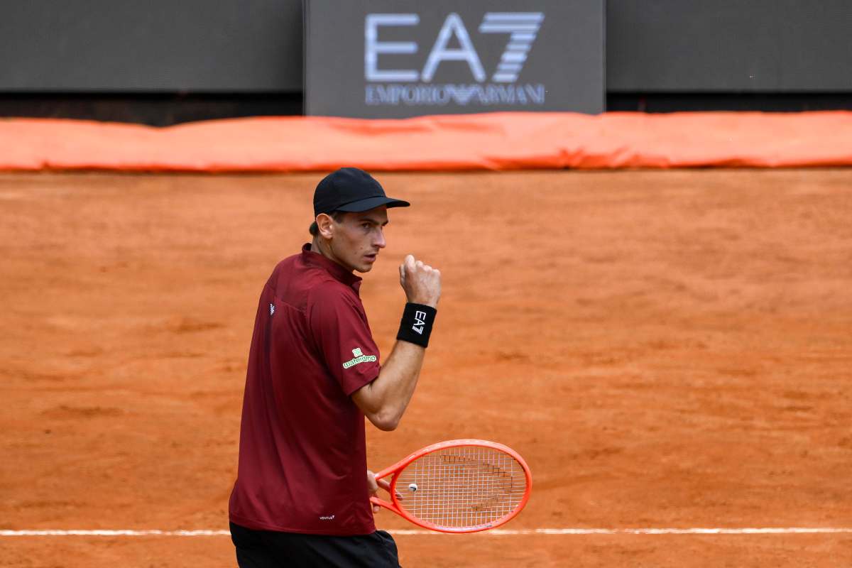 Matteo Arnaldi esulta alzando il pugno