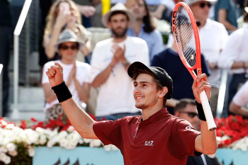 Matteo Arnaldi festeggia dopo aver sconfitto Djokovic a Madrid