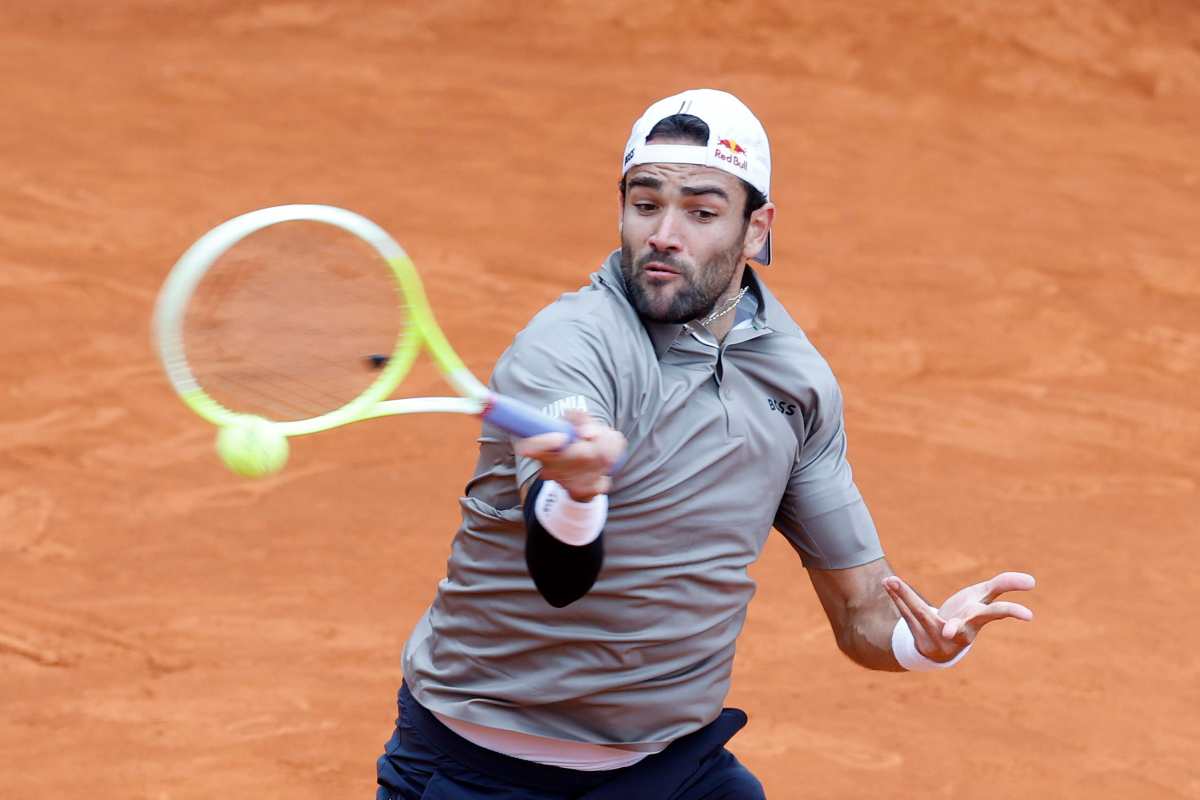 Matteo Berrettini in azione col dritto sulla terra battuta