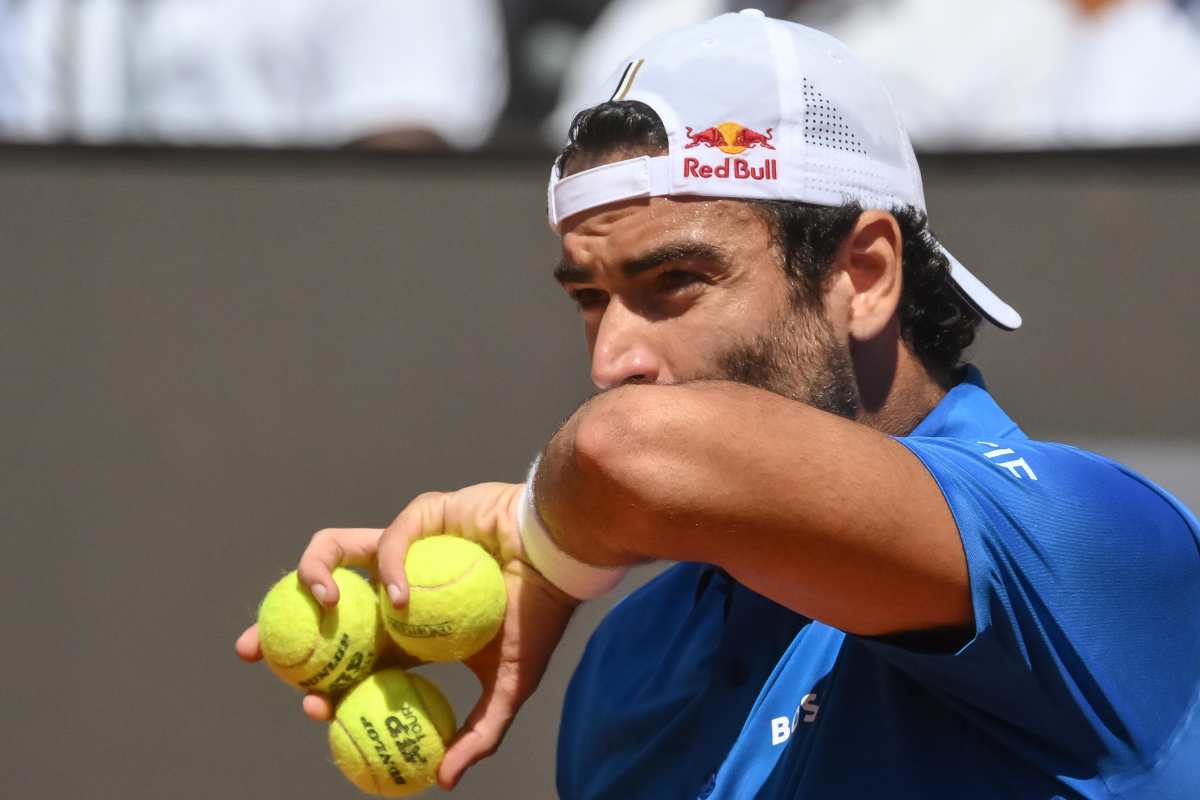 Matteo Berrettini si prepara a servire