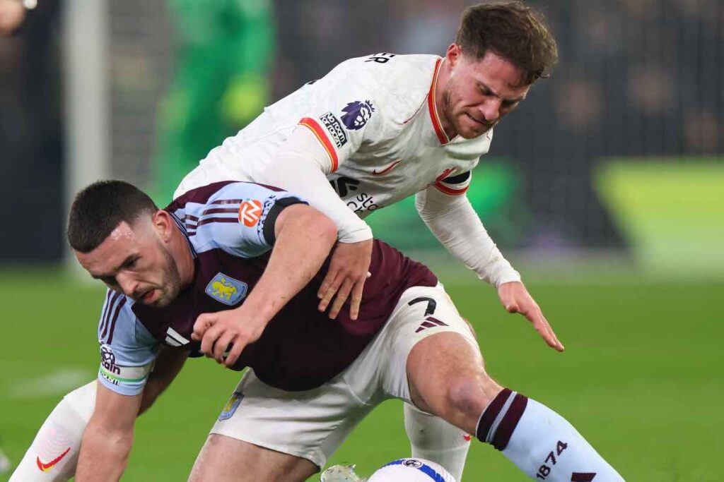 McGinn prova a difendere il pallone dall'intervento del suo avversario