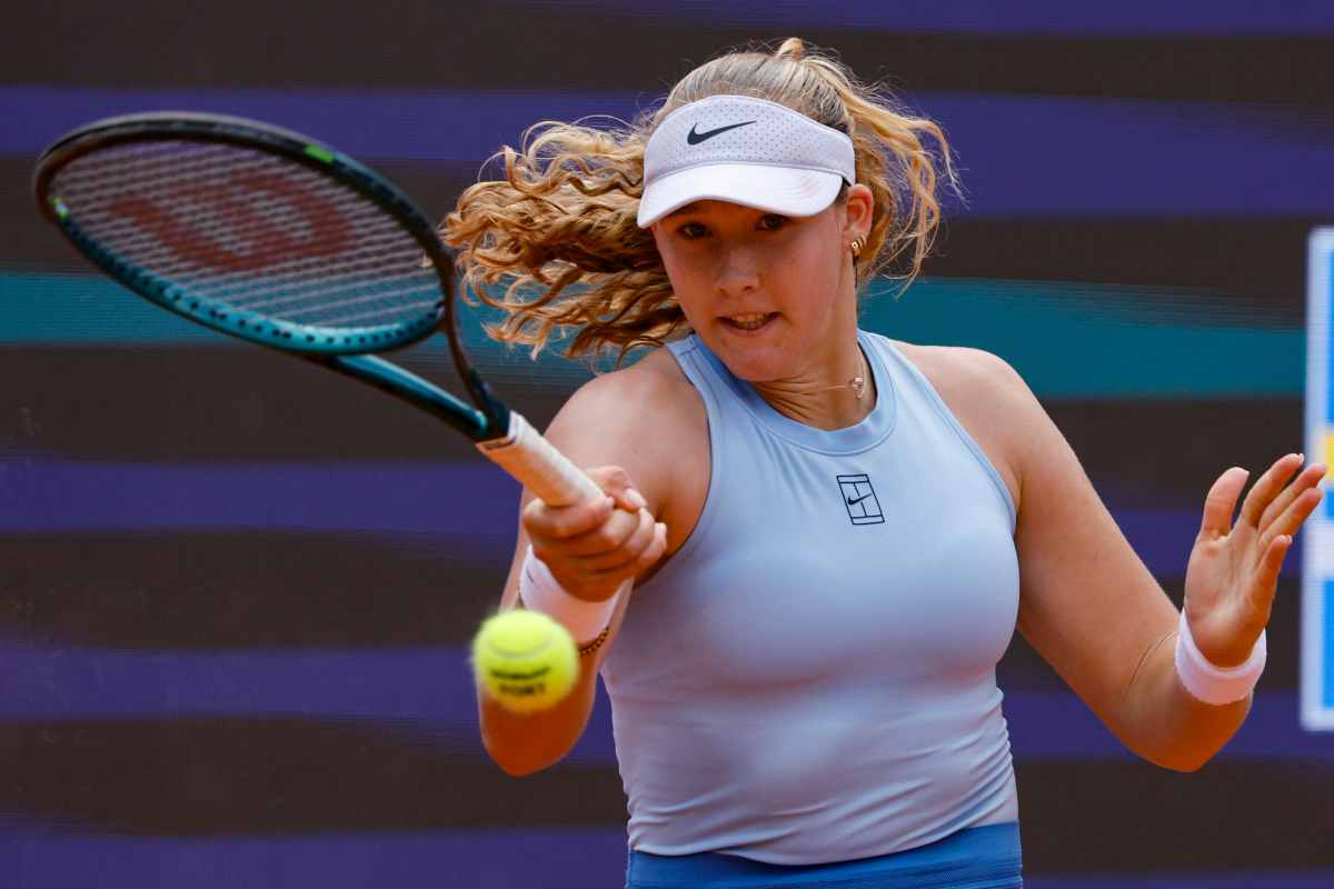 Mirra Andreeva in azione col dritto