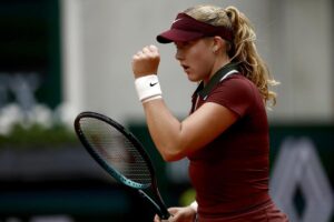 Mirra Andreeva alza il pugno dopo aver vinto un punto