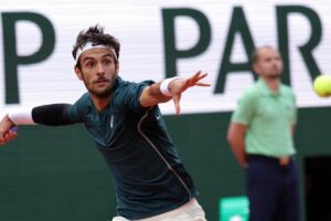 Lorenzo Musetti in azione col dritto al Roland Garros