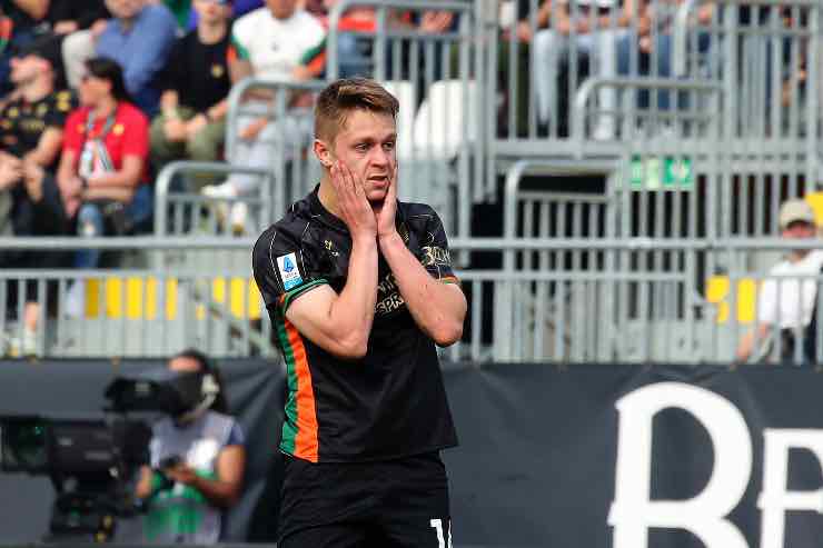 Nicolussi Caviglia sconsolato al termine di un'azione