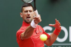 Djokovic in azione col dritto sulla terra rossa di Ginevra