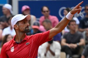 Novak Djokovic esulta indicando il dito verso il pubblico
