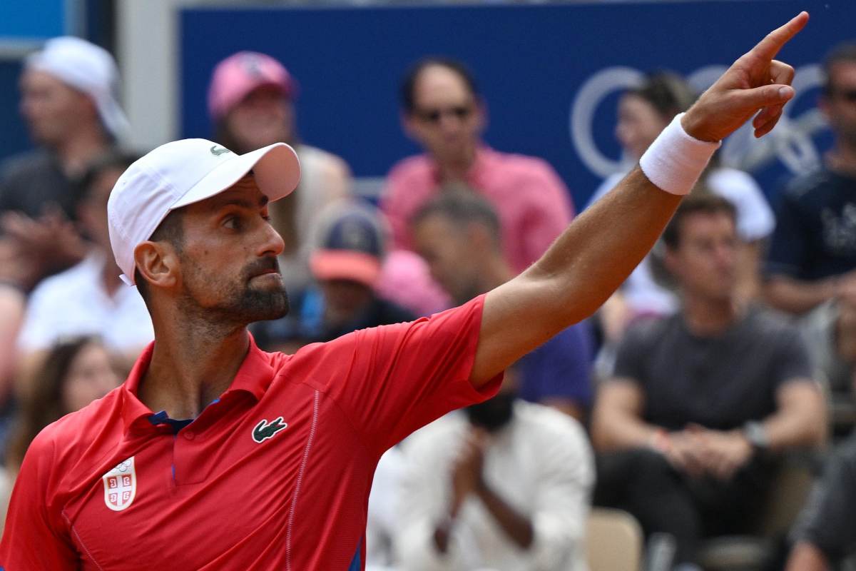Novak Djokovic esulta indicando il dito verso il pubblico