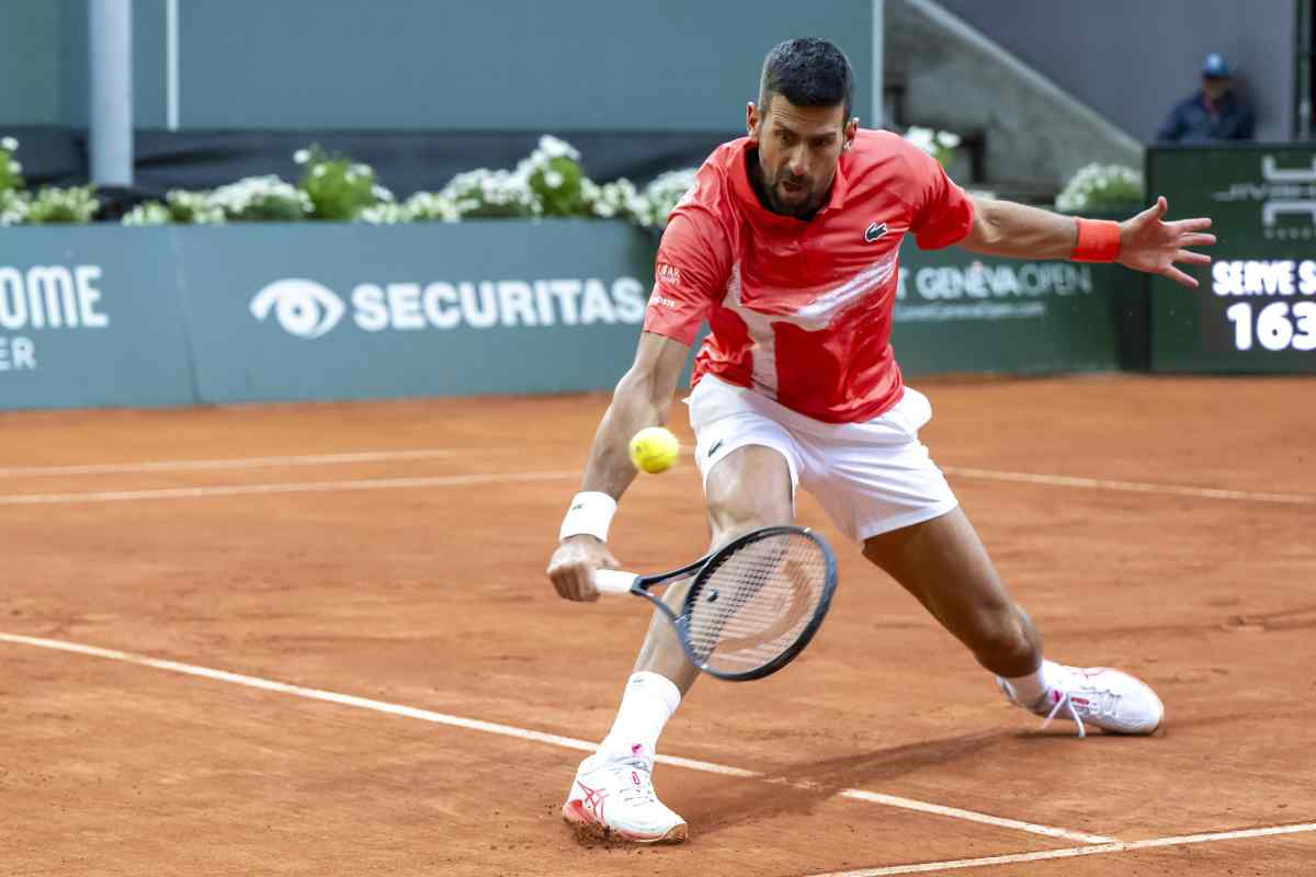 Novak Djokovic gioca un rovescio in recupero a rete