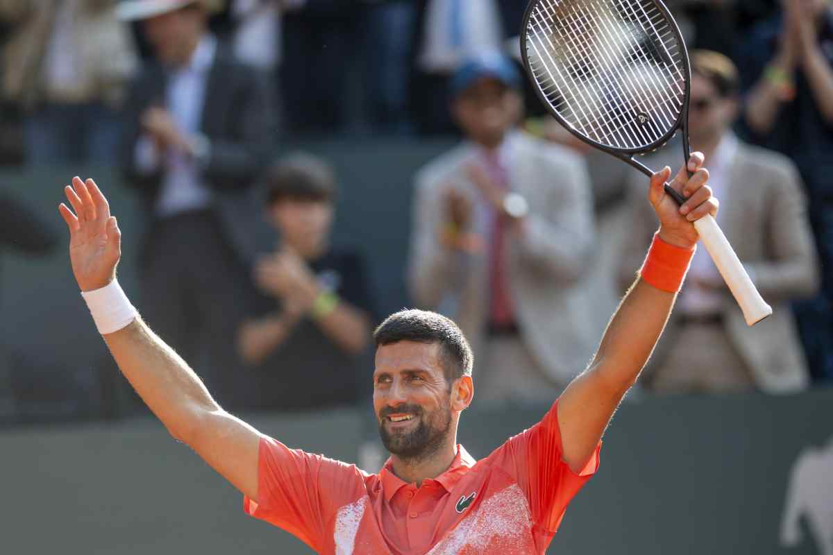 Novak Djokovic esulta alzando le braccia al cielo per il 100esimo titolo in carriera