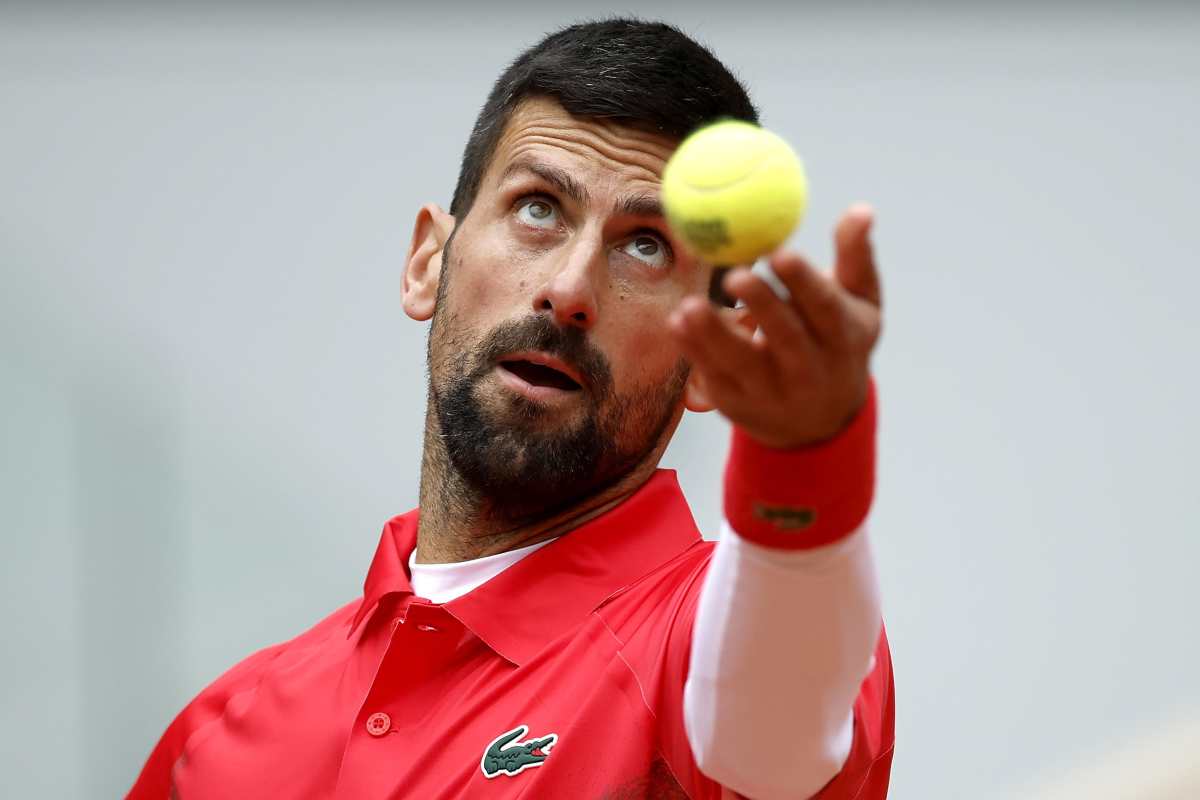 Primo piano di Djokovic che si appresta a servire