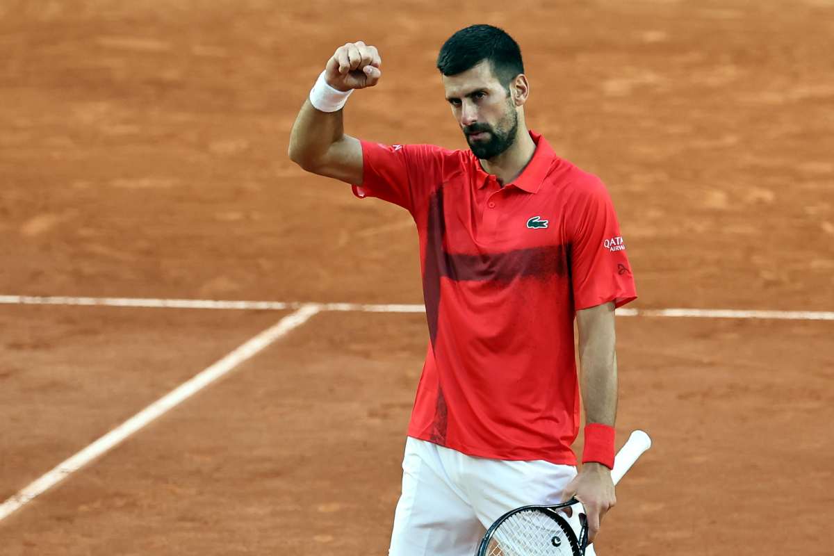 Novak Djokovic festeggia la vittoria al Roland Garros alzando il pungo